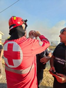 Ο Ελληνικός Ερυθρός Σταυρός επιχειρεί στο πλευρό της Πυροσβεστικής Υπηρεσίας σε Βαρνάβα