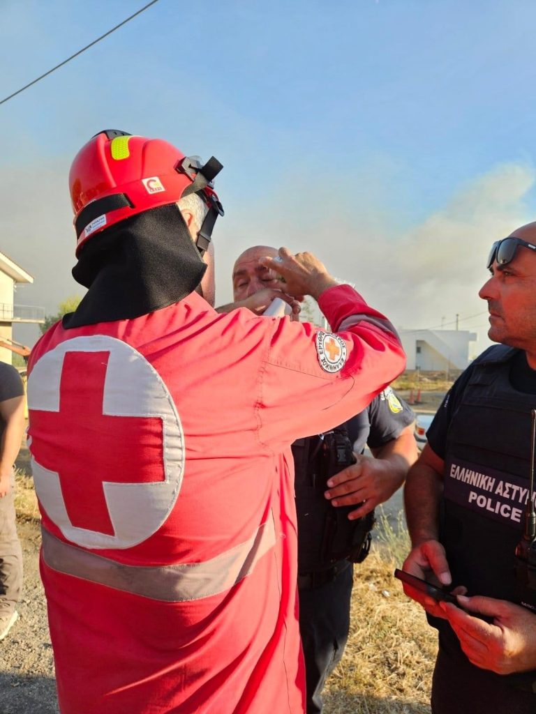 Ο Ελληνικός Ερυθρός Σταυρός επιχειρεί στο πλευρό της Πυροσβεστικής Υπηρεσίας σε Βαρνάβα